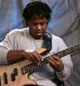 En bassvirtuose. Foto: YouTube.