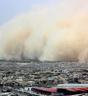 Byen ble fylt med sand. Foto: AP.