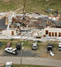 Tornadoen skapte en krigssone. Foto: AP.