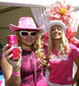 Blondinene mot finanskrisen. Foto: Mosnews.