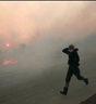 De kjemper mot flammene. Foto: VG-TV.