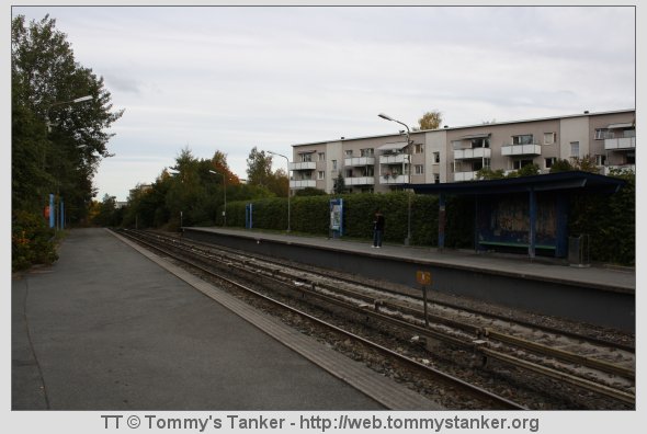 Brattlikollen T-banestasjon sett fra plattformen mot Karlsrud T-banestasjon. Bilderetningen er mot Ryen T-banestasjon. Foto: TT.