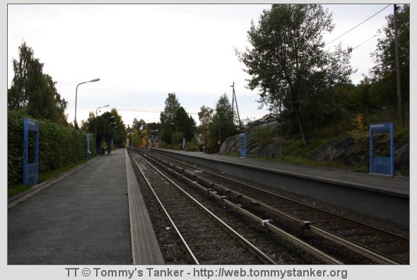 Oversiktsbilde av Brattlikollen T-banestasjon fra plattformen mot Ryen T-banestasjon. Bilderetningen peker mot Karlsrud T-banestasjon. Foto: TT.