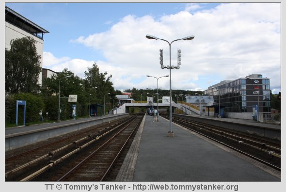 Brynseng T-banestasjon sett fra plattform 2 og 3 mot Hellerud og Høyenhall. Foto: TT.