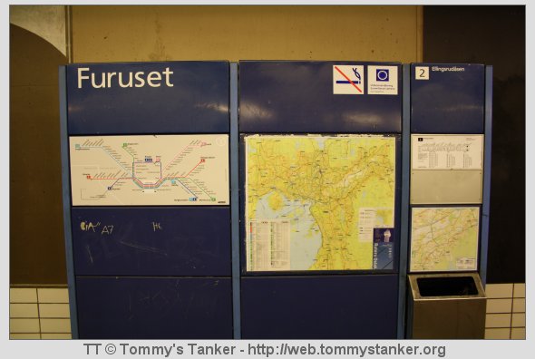 T-baneboardet på Furuset T-banestasjon på vestgående plattform. Foto: TT.