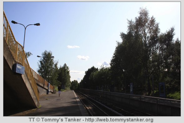 Haugerud T-banestasjon sett fra plattformen mot Trosterud, men i bilderetning mot Tveita T-banestasjon. Foto: TT.