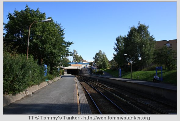 Oppsal T-banestasjon sett fra plattformen mot Skøyenåsen T-banestasjon. Bilderetningen er mot Ulsrud. Foto: TT.