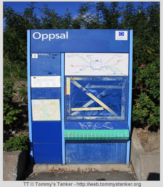 Et slitent T-baneboard på en sliten Oppsal T-banestasjon. Foto: TT.