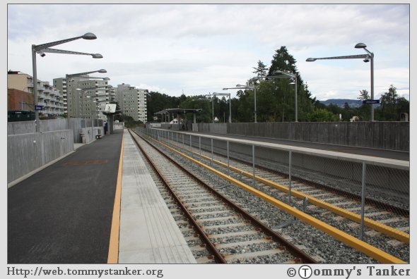 Ullernåsen T-banestasjon sett fra plattformen mot Åsjordet, men i billedretning mot Motebello T-banestasjon. Foto: TT.