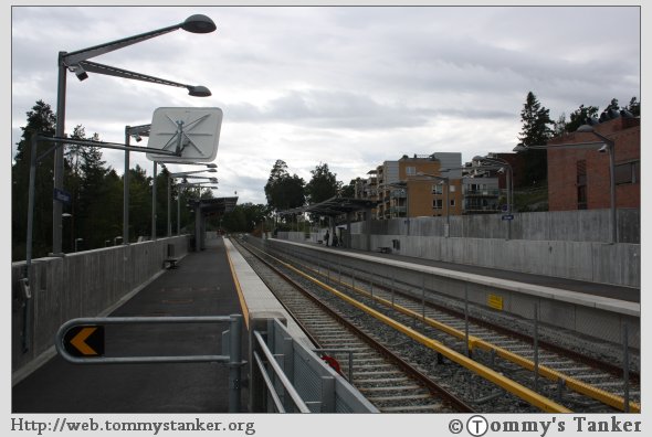 Ullernåsen T-banestasjon sett fra plattformen mot Montebello, men i billedretning mot Åsjordet T-banestasjon. Foto: TT.