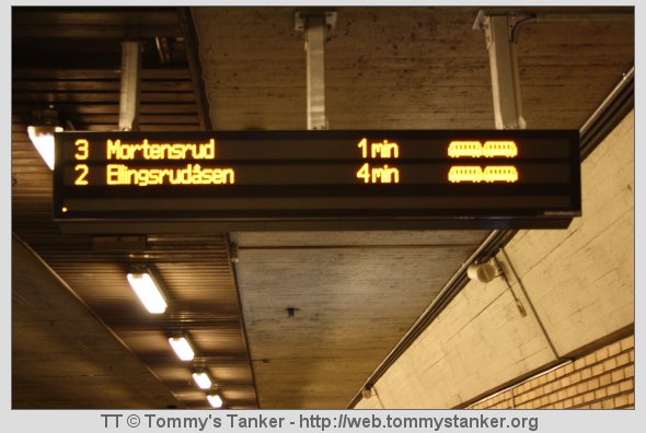 Sanntidstavlen på plattformen mot Brynseng stasjon. Foto: TT.