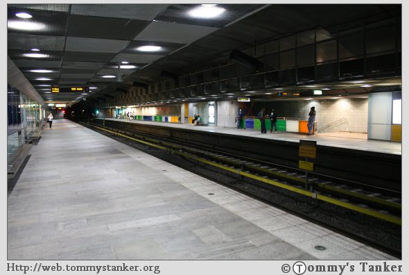 Litt mer av Carl Berners Plass T-banestasjon. Der vest og nord møtes. Foto: TT.