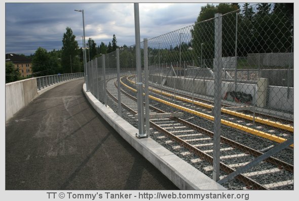 Gangvei og litt av stasjonstraseen videre mot Jar Stasjon. Foto: TT.