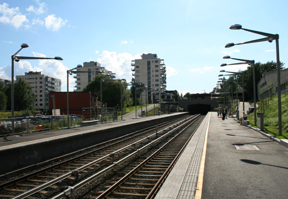 Hasle T-banestasjon i retning mot Carl Berners Plass.