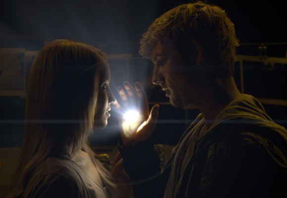 "Du kjære, det lyser av hånden din?!" Foto: Filmweb.