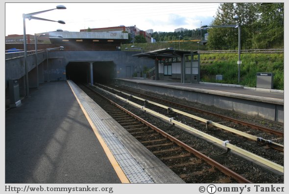 Rommen T-banestasjon sett fra nordgående plattform, men i billedretning mot Romsås. Foto: TT.