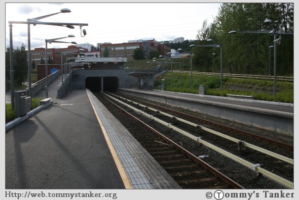 Litt mer av Rommen T-banestasjon vendt med nesen vestover. Foto: TT.
