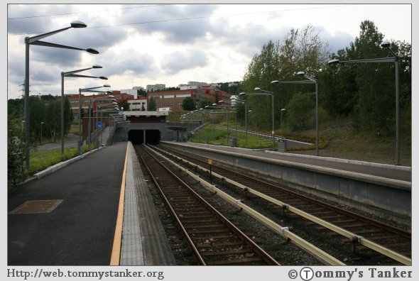 Oversiktsbilde av Rommen T-banestasjon. Nordgående plattform. Vestgående bilderetning. Foto: TT.