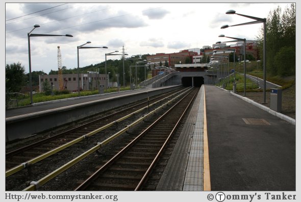 Et "helt" oversiktsbilde av Rommen T-banestasjon. Vestgående plattform. Foto: TT.